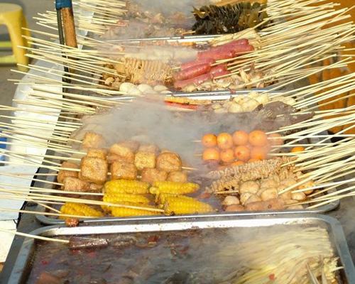 四川屋头串串香麻辣烫是特色餐饮行业中很有发展前景的项目.